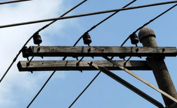 Ao subir em carreta atolada para ajudar, homem encosta em fio de alta tensão e morre