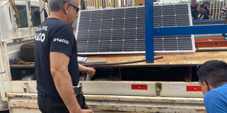 Polícias prendem 2 com mais de 300kg de cocaína em caminhão de energia solar