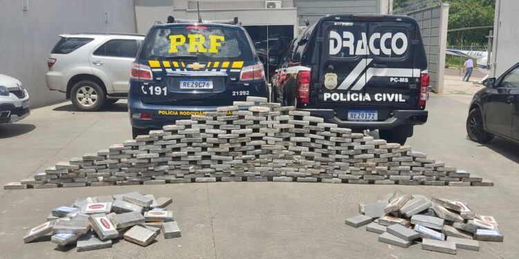 Polícias prendem 2 com mais de 300kg de cocaína em caminhão de energia solar