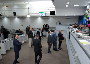 Vereadores aprovam 21 projetos e mantêm um veto na sessão desta terça-feira