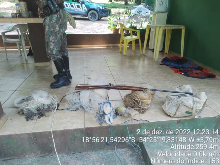 Caseiro é preso por pescar na Piracema, portar arma e é multado em R$ 1,5 mil