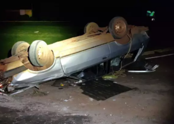 Motorista fica ferido ao perder controle e capotar Del Rey em rotatória
