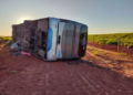 Ônibus de viagem é fechado por carreta, capota e deixa passageiros feridos na MS-494