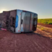 Ônibus de viagem é fechado por carreta, capota e deixa passageiros feridos na MS-494