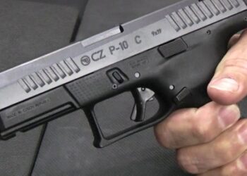 Funcionário de atacadista é flagrado desmontando uma pistola e acaba preso