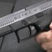 Funcionário de atacadista é flagrado desmontando uma pistola e acaba preso