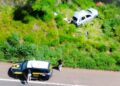 Trio de traficantes foge da PRF, capota Gol com 3 crianças e 1 delas é arremessada do carro