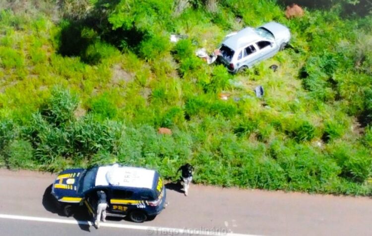 Trio de traficantes foge da PRF, capota Gol com 3 crianças e 1 delas é arremessada do carro