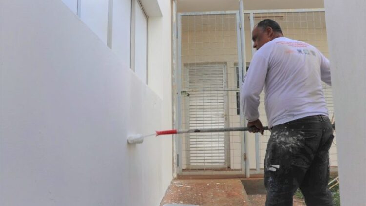 Frentes de serviços de reparo e manutenção preventiva avançam por unidades de saúde