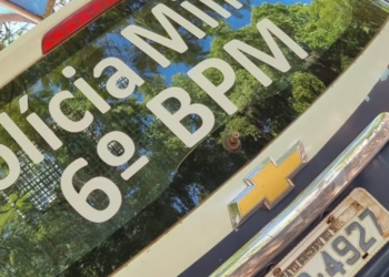 Mulher aparece na casa do pai, com bebê de 8 meses e toda machucada, após agressão do marido