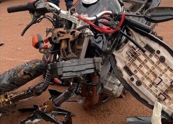 Ao sair do trabalho, mulher bate CB 300 contra caminhão e morre