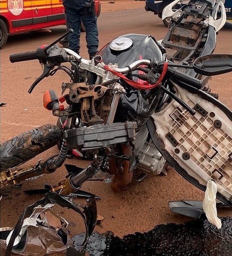 Ao sair do trabalho, mulher bate CB 300 contra caminhão e morre