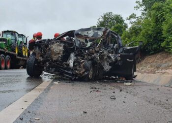 Toyota Hilux invade pista contrária, colide com carreta e 2 morrem na BR-163
