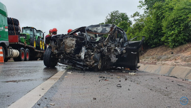 Toyota Hilux invade pista contrária, colide com carreta e 2 morrem na BR-163