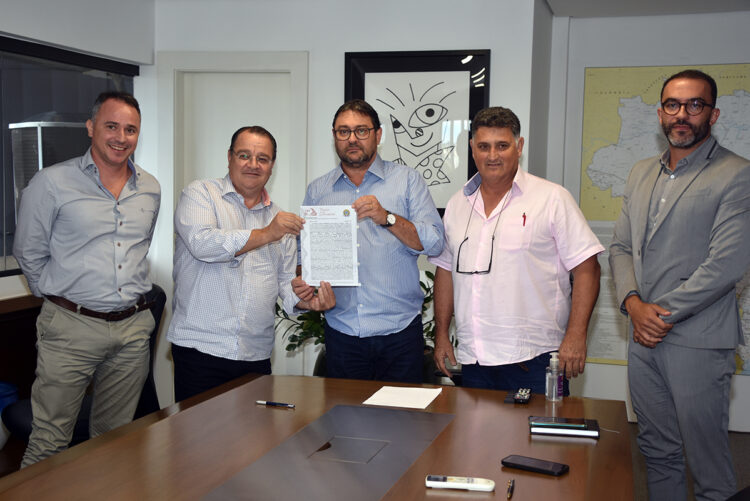 Fiems e Prefeitura de Ribas concretizam doação de terreno para construção de unidade Sesi e Senai