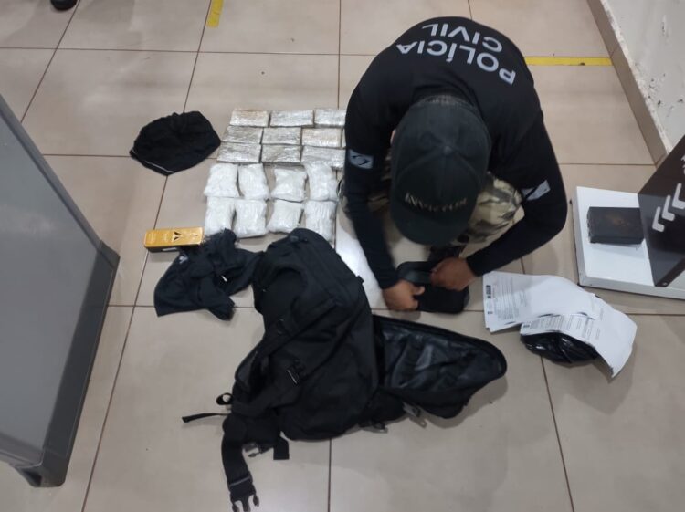 Vídeo: Policiais penais são presos com cocaína e maconha que seriam entregues a presos