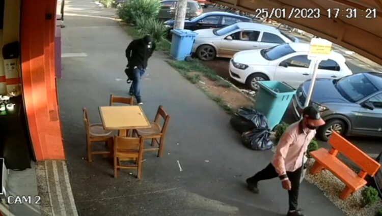 Bandidos rendem funcionários e fazem a limpa em joalheria de MS