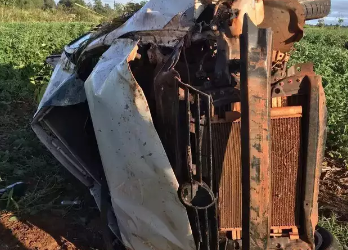 Colisão entre carro e moto mata 5 pessoas, entre elas uma menina de 4 anos na MS-386,