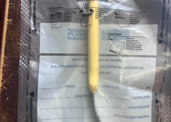 Marido tenta matar mulher que faca chega a entortar na frente da filha de 7 anos