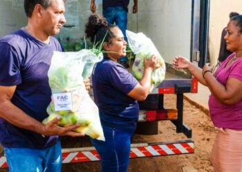 Prefeitura leva cestas de alimentação para famílias em situação de vulnerabilidade