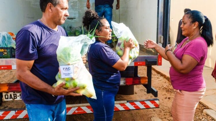 Prefeitura leva cestas de alimentação para famílias em situação de vulnerabilidade