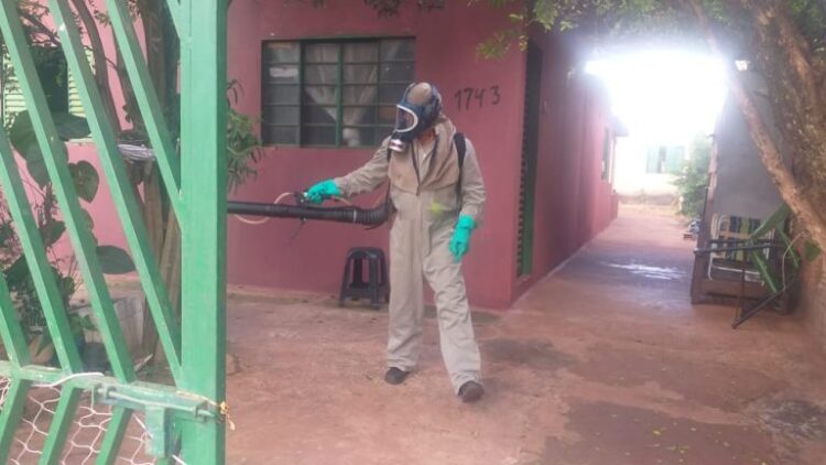 Agentes fazem trabalho de bloqueio em áreas com notificação de casos de Dengue com uso de borrifador portátil