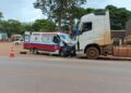 Ambulância colide de frente com carreta estacionada e paciente morre na BR-163