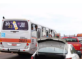 Ônibus com detentos é cercado por atiradores e um deles é morto ao descer do veículo