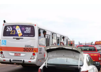 Ônibus com detentos é cercado por atiradores e um deles é morto ao descer do veículo