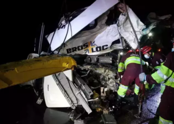 Condutor de caminhão morre, após ultrapassagem indevida de carro de passeio