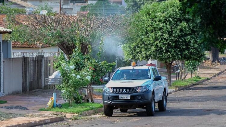 Para reforçar combate ao aedes, fumacê circula pela região do Rita Vieira