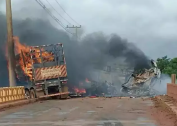Colisão envolvendo dois caminhões e carreta mata dois motoristas carbonizados na BR-158