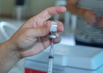 Plantão de testagem e vacinação contra a Covid-19 acontece em 3 unidades neste sábado