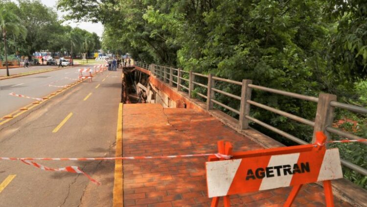Prefeitura recupera estragos da chuva e já planeja reconstrução de trecho de calçada no Lago do Amor