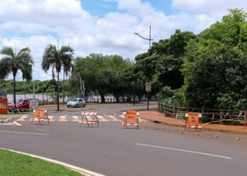 Prefeitura interdita Filinto Muller em trecho danificado do Lago do Amor