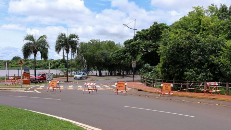Prefeitura interdita Filinto Muller em trecho danificado do Lago do Amor