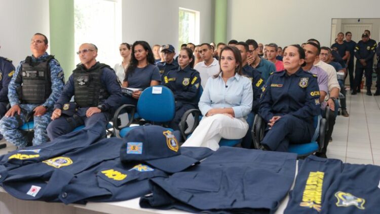 Prefeitura entrega uniforme para 100 novos guardas empossados neste ano