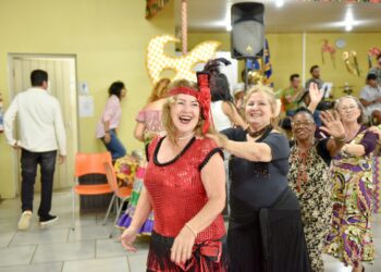 Marchinhas antigas e Vanerão animam o retorno do Carnaval do CCI“Vovó Ziza”