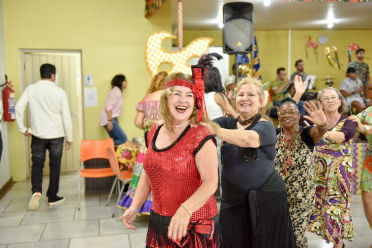 Marchinhas antigas e Vanerão animam o retorno do Carnaval do CCI“Vovó Ziza”