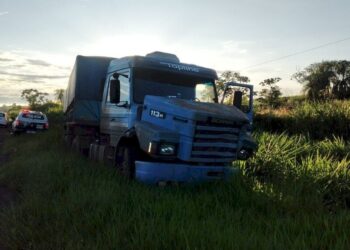 Motocicleta vai parar embaixo de carreta e condutor morre na BR-176