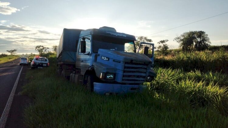 Motocicleta vai parar embaixo de carreta e condutor morre na BR-176