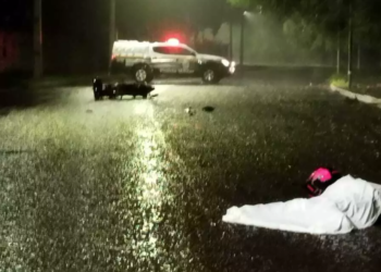 Jovem morre ao colidir moto contra carreta na Capital