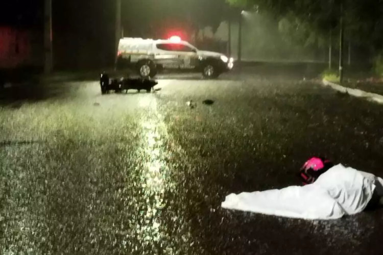 Jovem morre ao colidir moto contra carreta na Capital