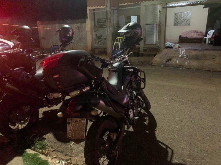 Jovem é alvejado por 3 atiradores, tenta entrar em casa, não consegue e morre na casa de vizinhos
