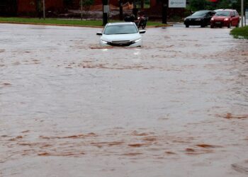 Dia chuvoso exige velocidade reduzida e atenção redobrada de condutores, alerta especialista do Detran