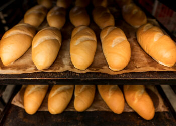 Pão francês ainda é alimento da preferência de 76% dos brasileiros no café da manhã