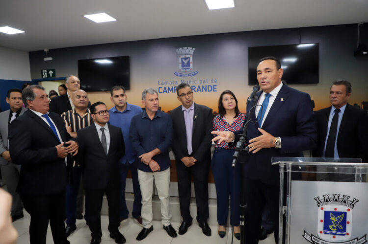 Câmara Municipal empossa Luiza Ribeiro e Ademir Santana como vereadores