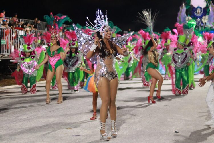 Primeira noite de desfiles das escolas de samba emociona público na Capital