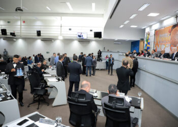 Vereadores aprovam reajuste dos professores e outros cinco projetos