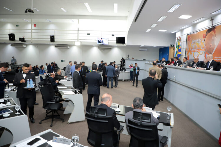 Vereadores aprovam reajuste dos professores e outros cinco projetos